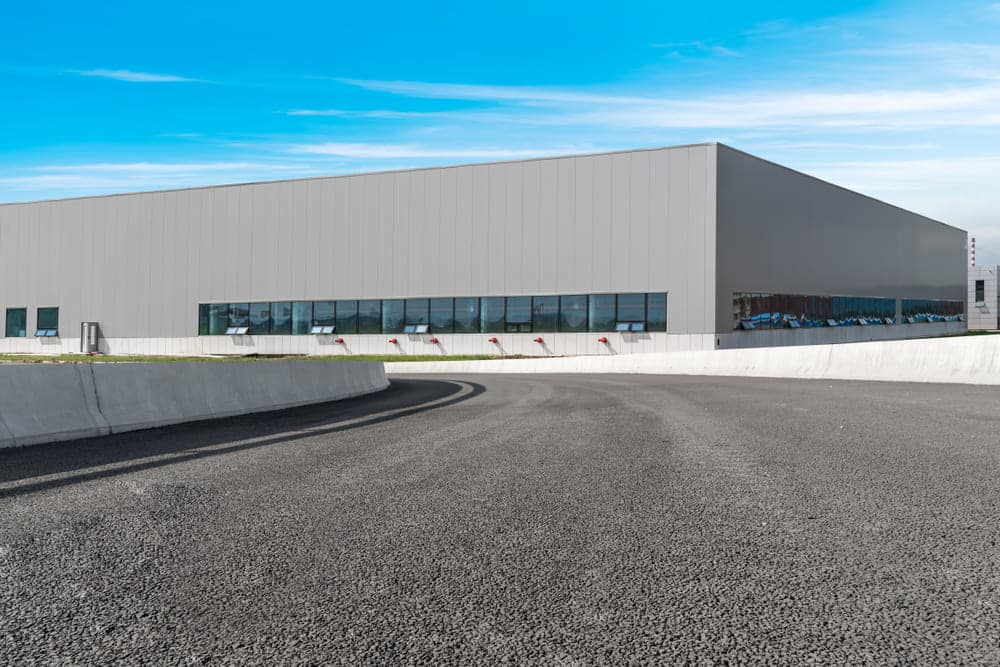 Bâtiments industriels et entrepôts modernes.