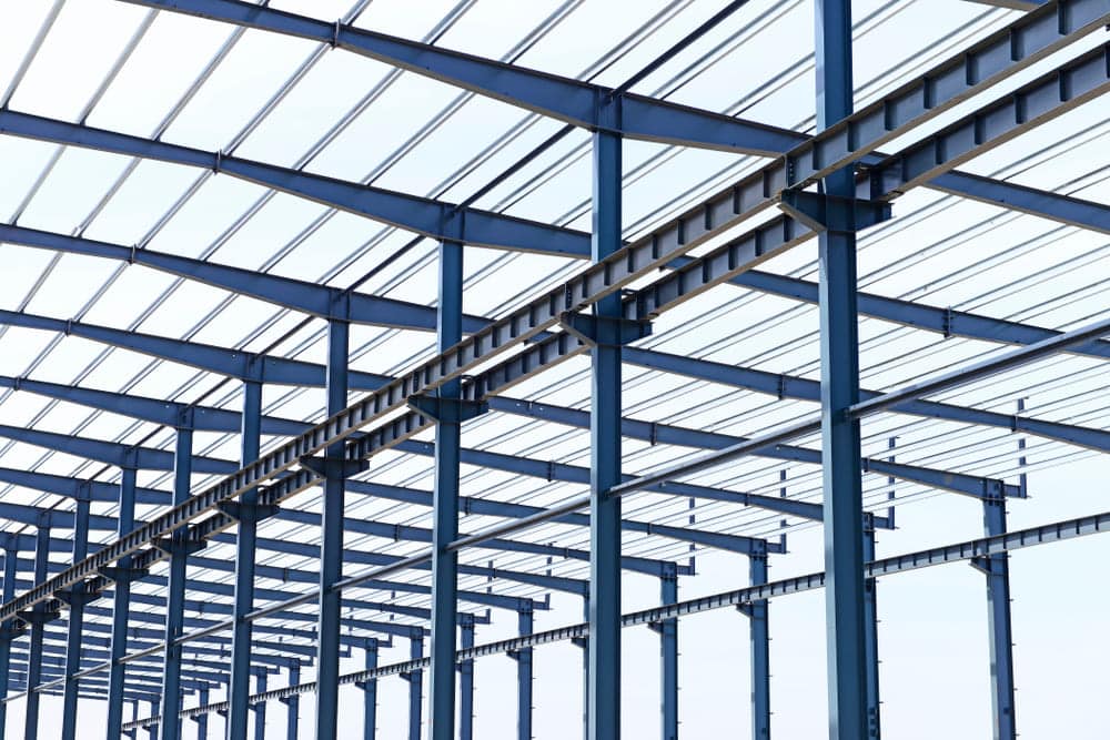 La structure en acier est en cours de construction.